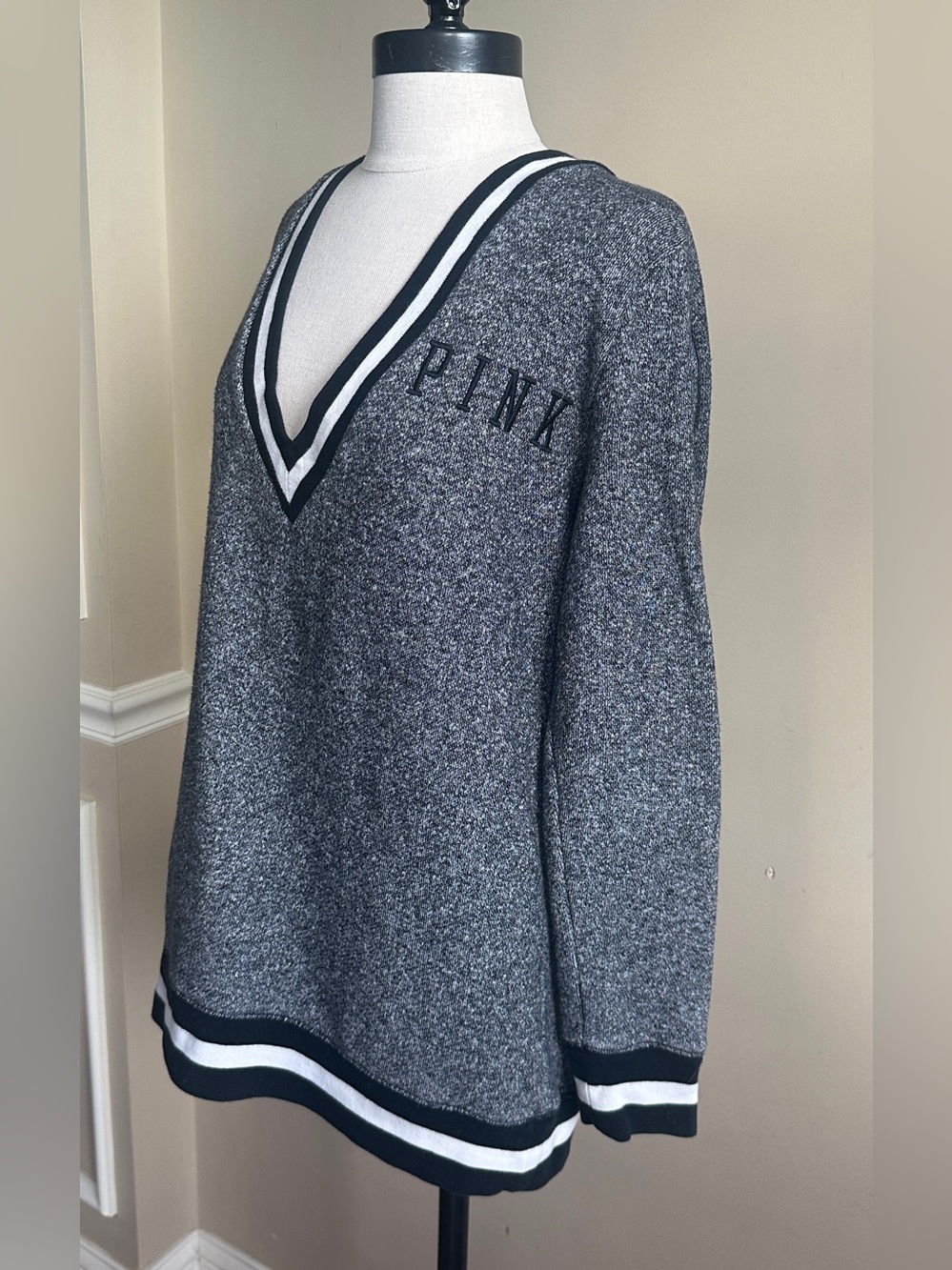 PINK Victoria Secret Sweatshirt‎ Women’s M Varsity Crew Oversize Black V-Neck